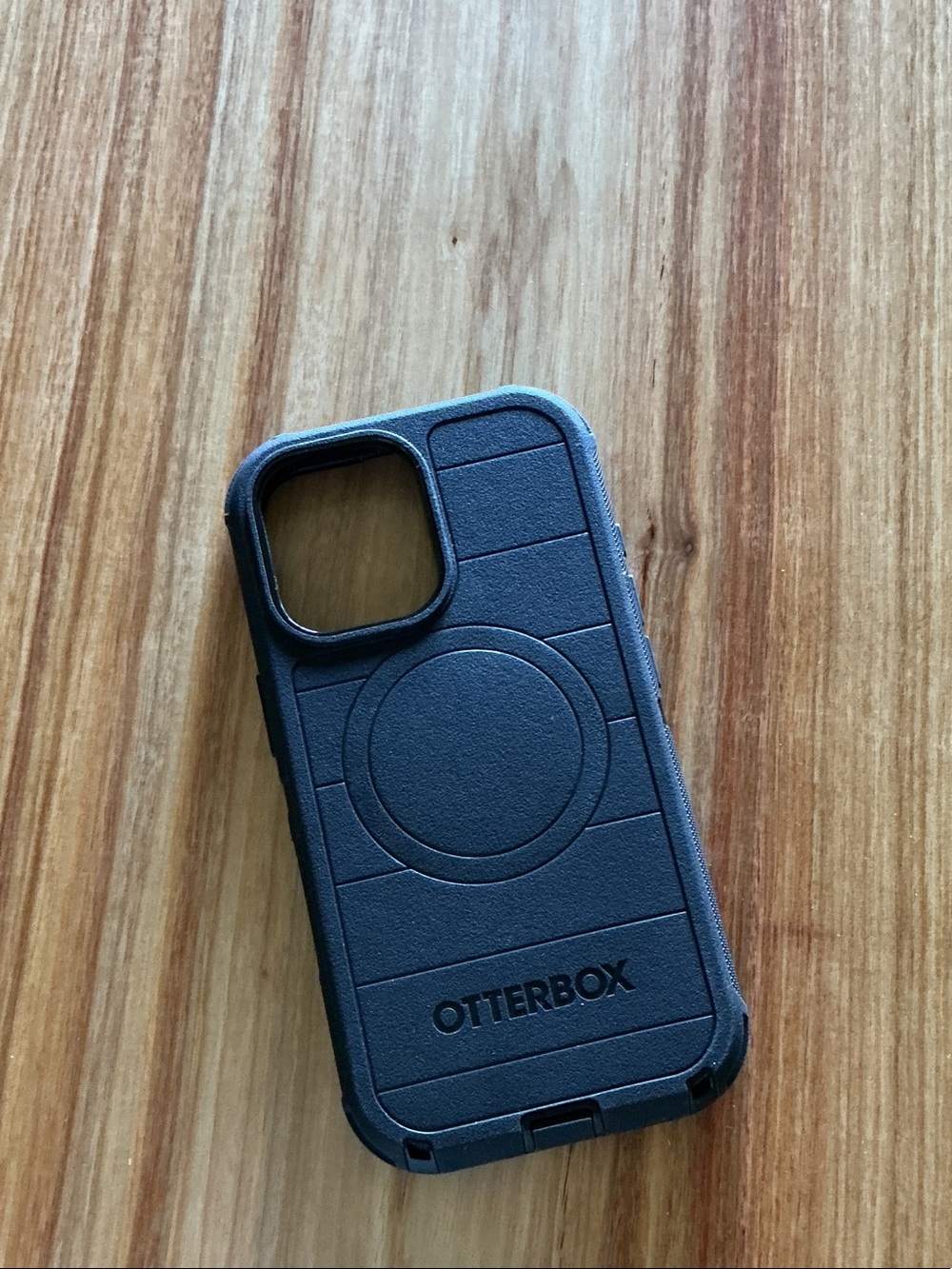 OtterBox Black Rugged MagSafe-Compatible Phone Case